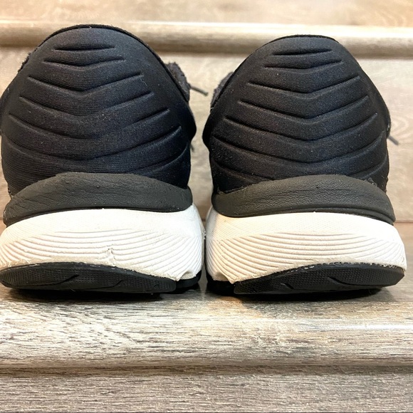 New Balance Women’s 860v10 Black and White Running Shoes - Picture 6 of 8